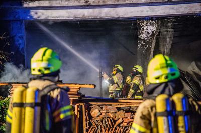 Kernen-Stetten: Garage gefuellt mit Holz in Vollbrand